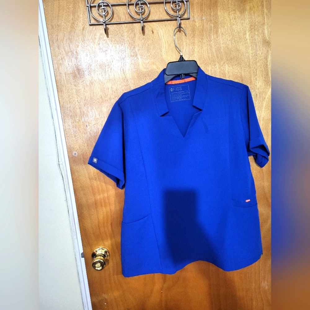 FIGS Inala Slim fit scrub top-XL color: winning blue